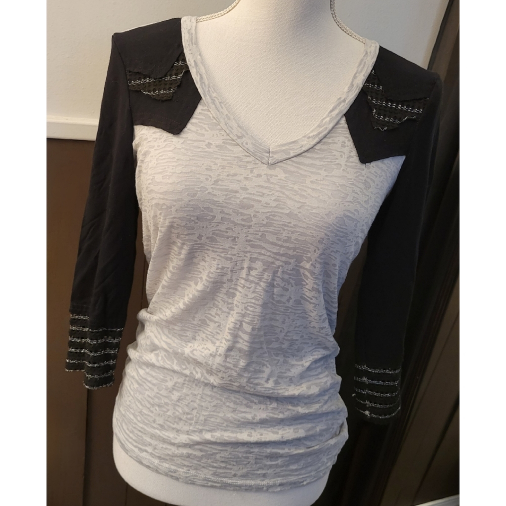 BKE 3/4 Sleeve V-Neck Top